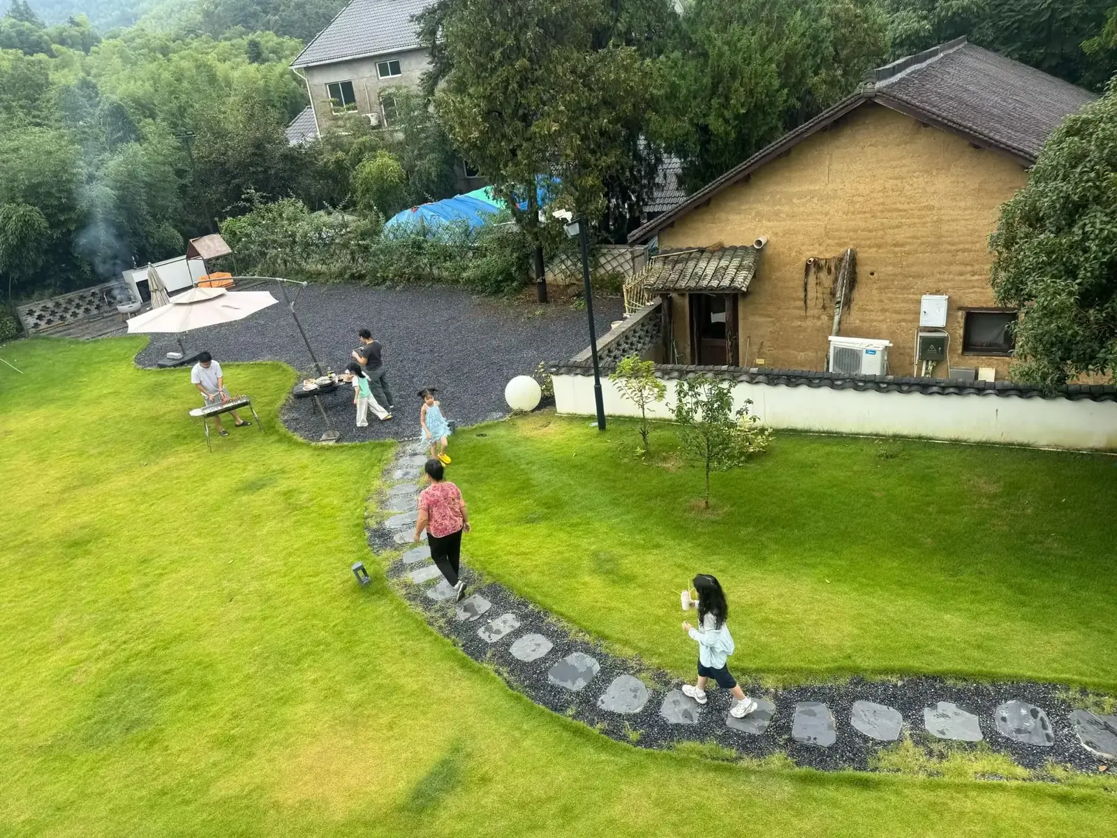杭州青山村归野大本营的草坪与孩子们